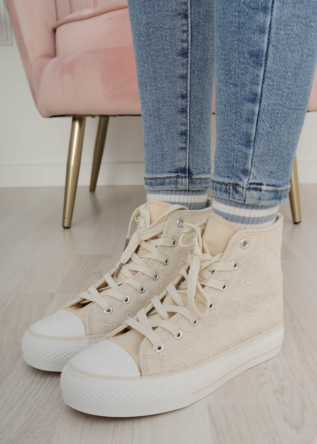 BEIGE SNEAKERS WITH HEARTS