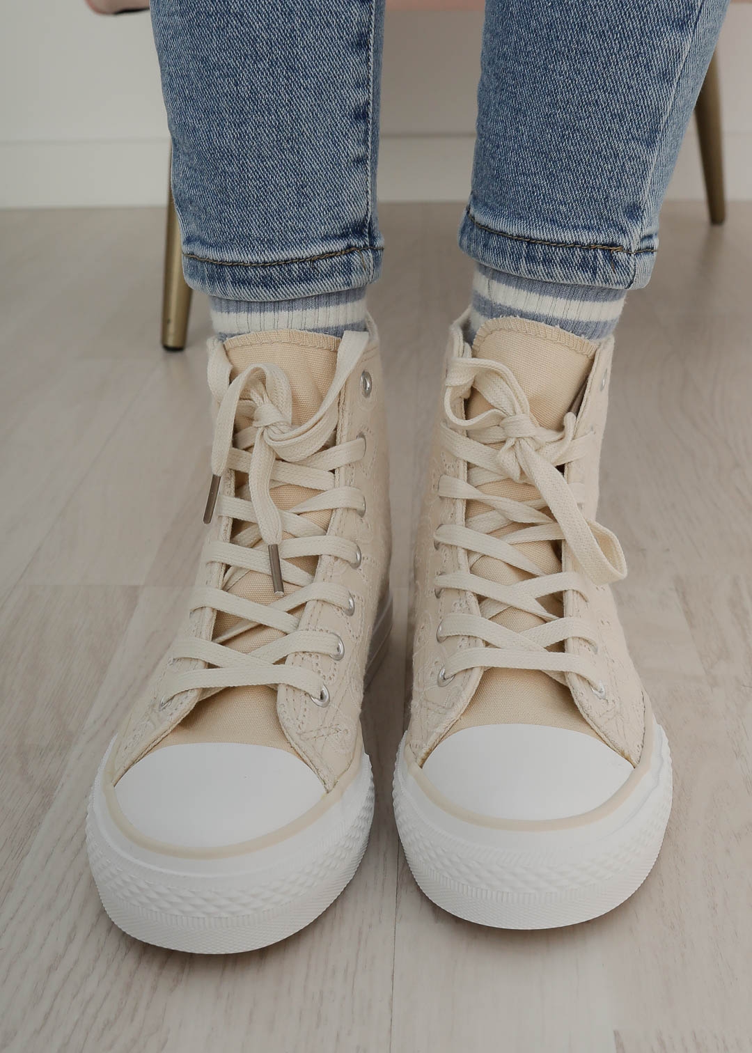BEIGE SNEAKERS WITH HEARTS