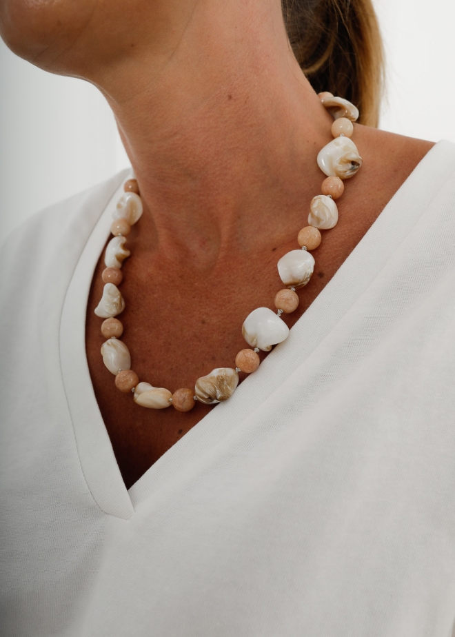 NEUTRALS SHELL NECKLACE