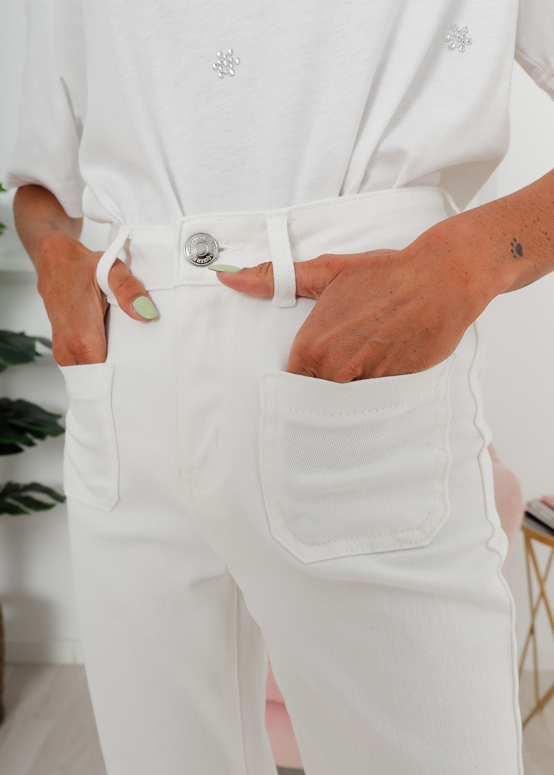 WHITE JEANS WITH POCKETS