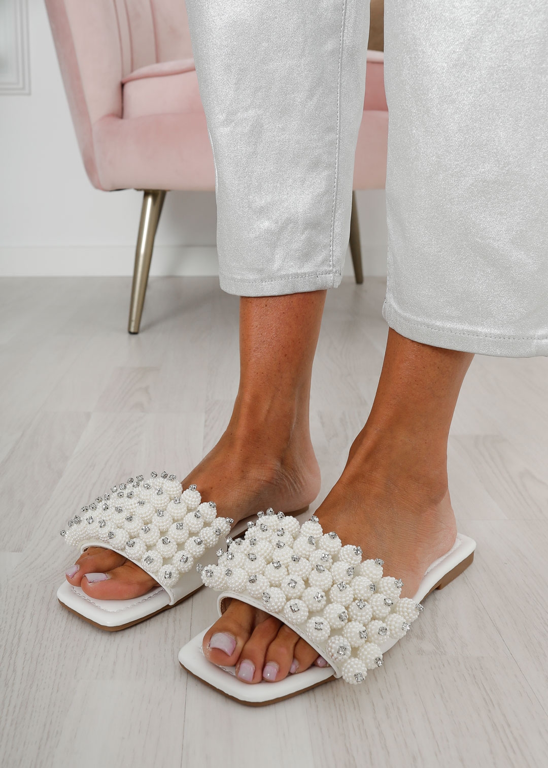 WHITE SANDALS WITH PEARLS