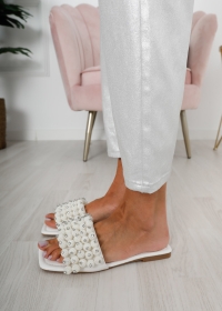WHITE SANDALS WITH PEARLS