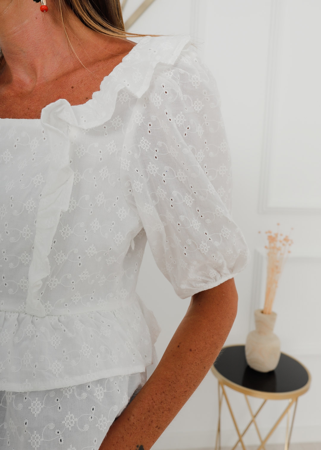 WHITE EMBROIDERED SHORT BLOUSE