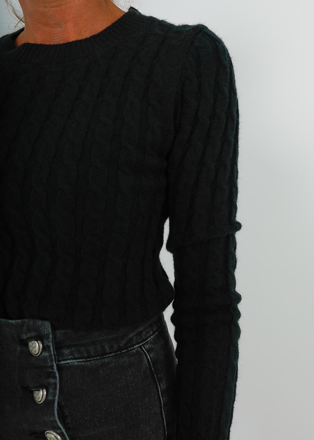 BLACK SHORT KNITTED SWEATER