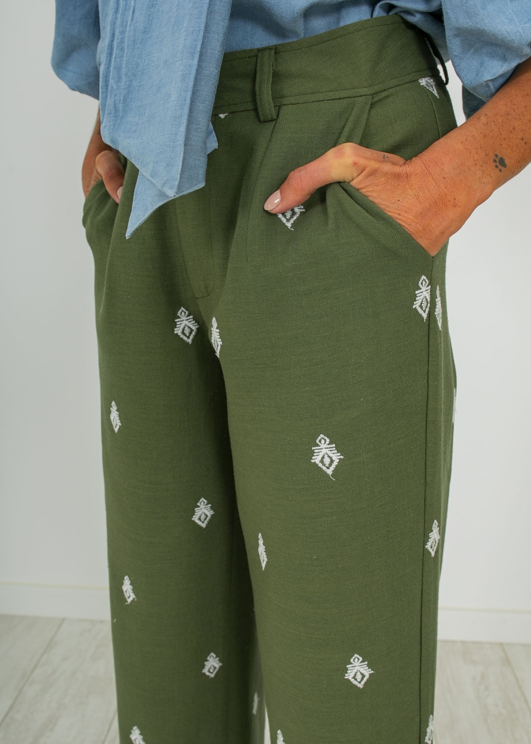 LINEN TROUSERS WITH KHAKI EMBROIDERY DETAILS