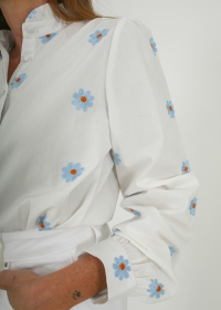 WHITE SHIRT EMBROIDERED FLOWERS BLUE