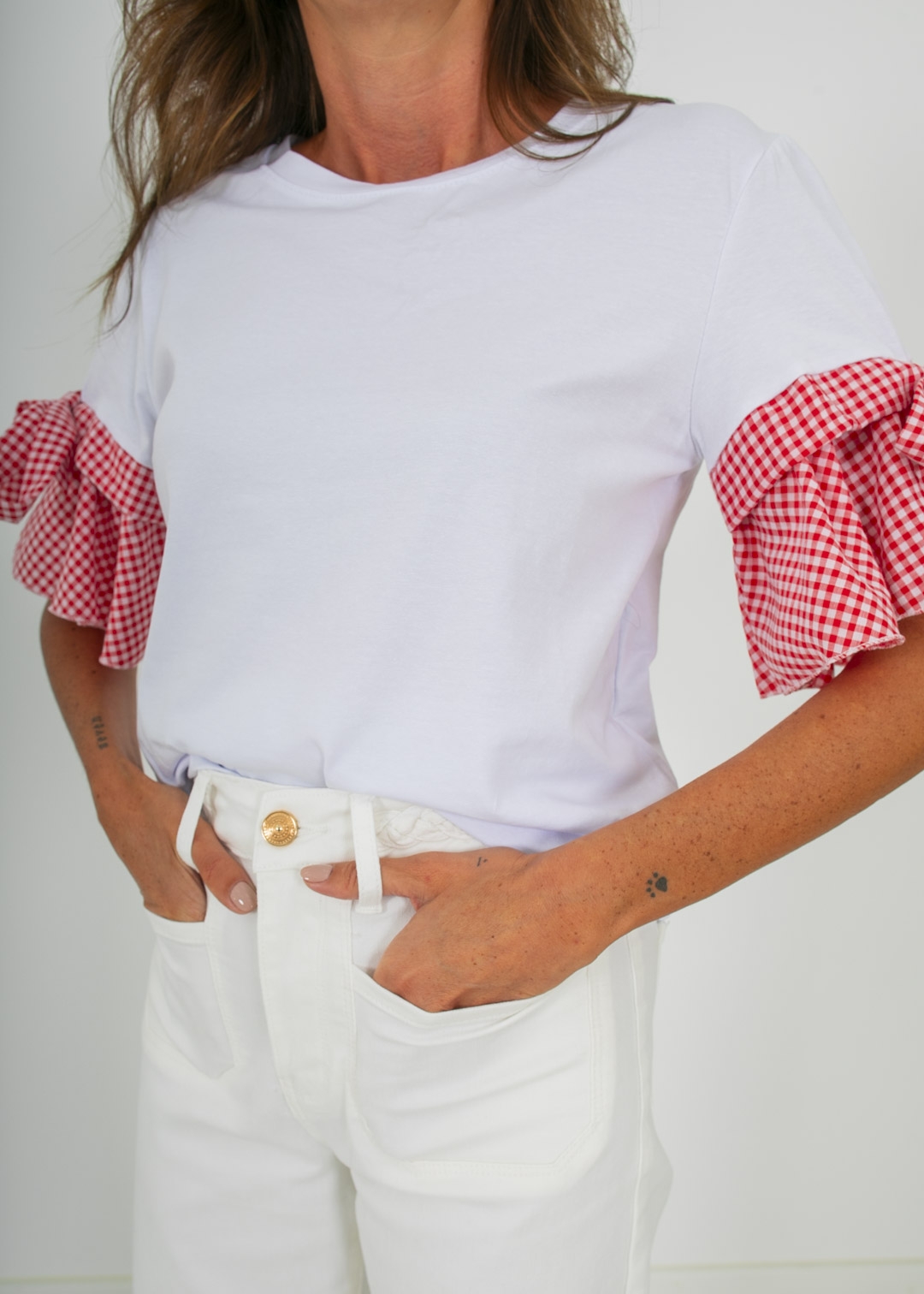 WHITE T-SHIRT WITH RED VICHY SLEEVES