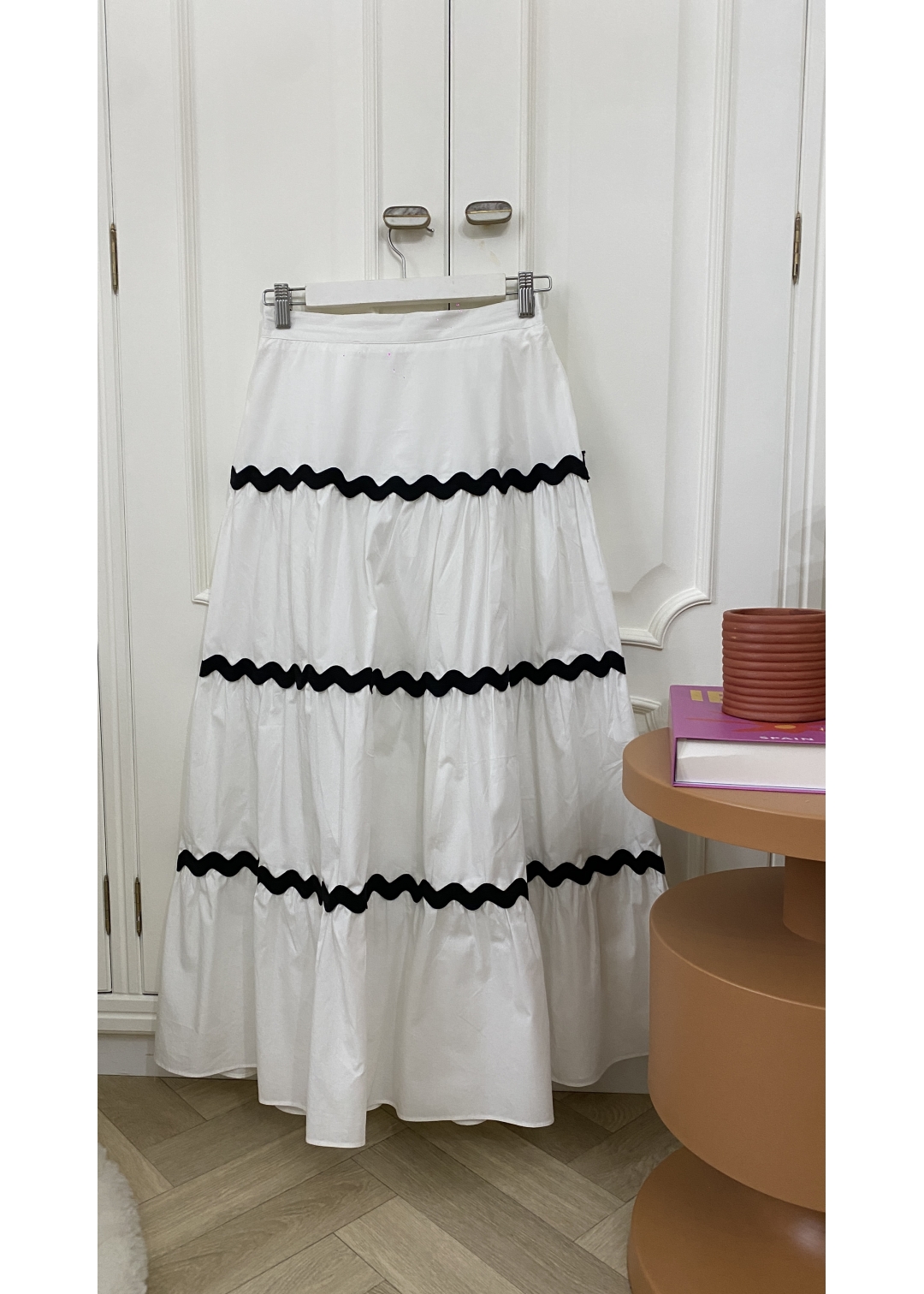 WHITE SKIRT WITH BLACK PIPING