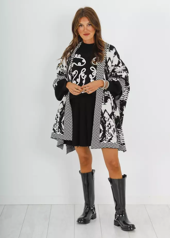 BLACK AND WHITE ASYMMETRIC KNITTED CAPE