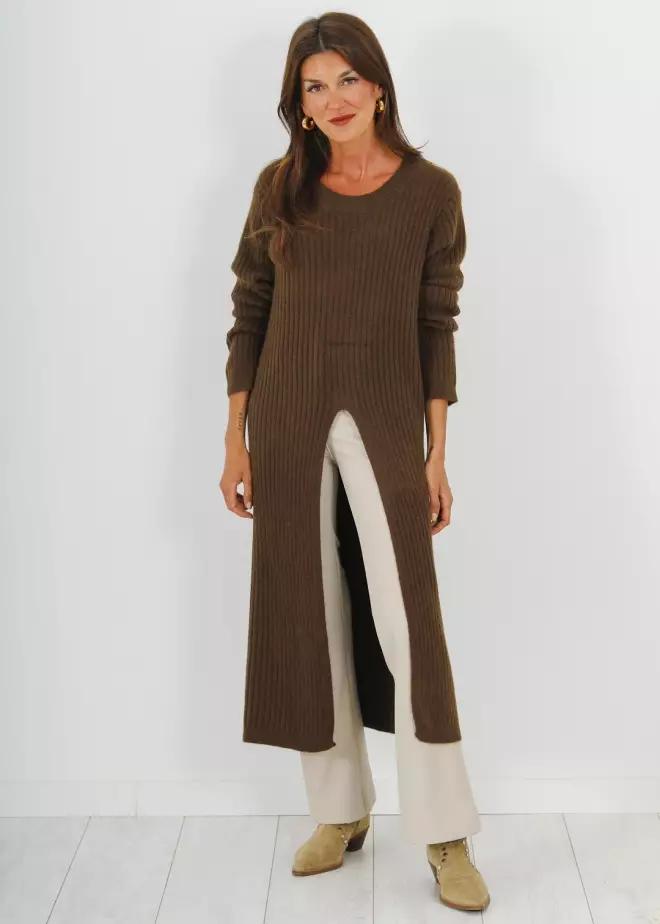 BROWN SWEATER CANALE OPENING